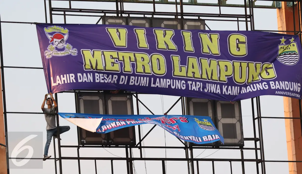Aksi nekat suporter di Stadion Si Jalak Harupat, Bandung, Minggu (9/6/2015). Kedatangan suporter untuk menyaksikan laga Persib melawan Persebaya Utd di lanjutan Grup A Piala Presiden 2015. (Liputan6.com/Helmi Fithriansyah) 