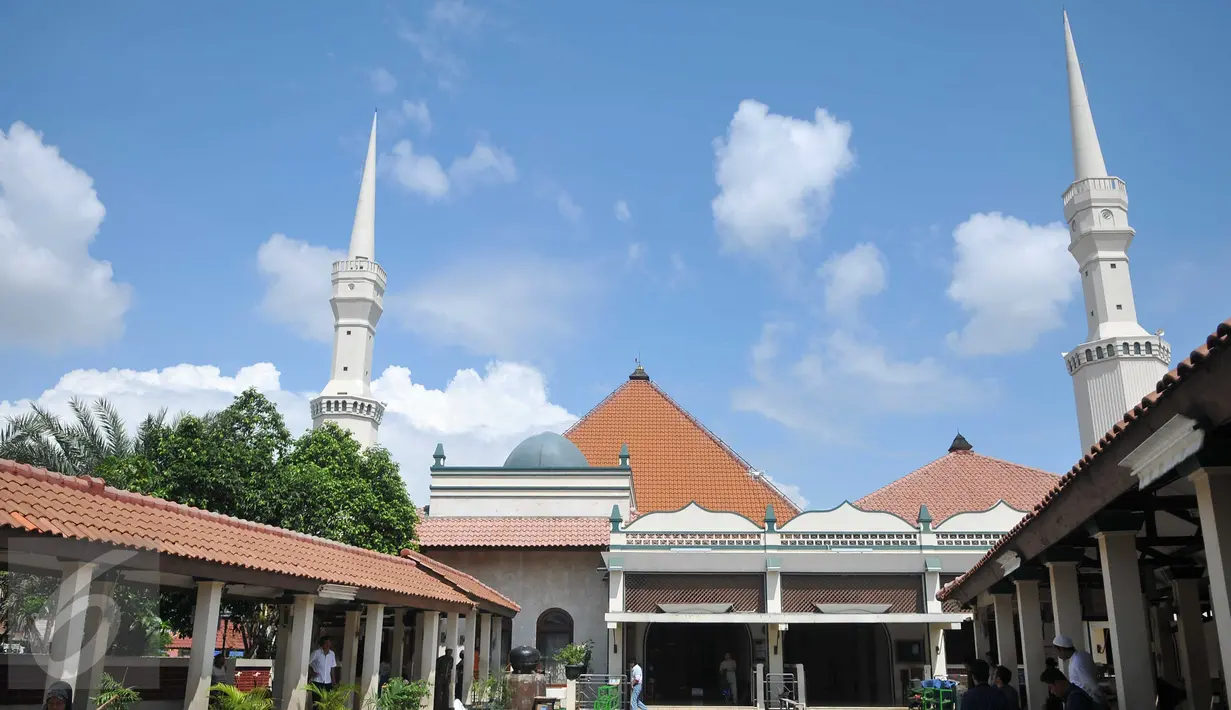 Suasana Masjid Luar Batang di daerah Pasar Ikan, Jakarta Utara, (1/4). Di masjid ini terdapat makam seorang ulama bernama Al Habib Husein bin Abubakar bin Abdillah Al 'Aydrus yang meninggal pada tanggal 24 Juni 1756. (Liputan6.com/Gempur M Surya)