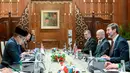 Sebagai informasi, kedatangan Menteri Luar Negeri Slovakia, Juraj Blanar, di Indonesia adalah untuk memperkuat dialog politik, memajukan diplomasi ekonomi, dan memperkokoh posisi Slovakia di kawasan Asia Tenggara. Tampak dalam foto, Menteri Luar Negeri Indonesia, Sugiono (kiri) dan Menteri Luar Negeri Slovakia, Juraj Blanar, mengadakan pertemuan bilateral di Gedung Pancasila, Kementerian Luar Negeri, Jakarta, Selasa (3/2/2026). (BAY ISMOYO/AFP)