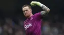 Kiper Manchester City, Jordan Pickford melakukan selebrasi setelah berhasil menggagalkan tendangan penalti pemain Manchester City, Erling Haaland pada laga lanjutan Liga Inggris 2024/2025 di Etihad Stadium, Manchester, Inggris, Kamis (26/12/2024). (AFP/Darren Staples)