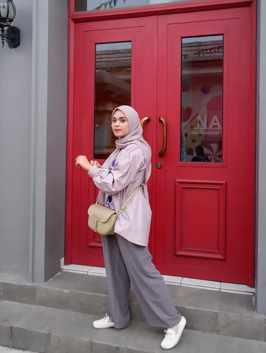 Kemeja warna soft pink yang dipadukan dengan loose pants warna mauve ala Vebby Palwinta ini cocok untuk hangout.  [Foto: IG/vebbypalwinta].