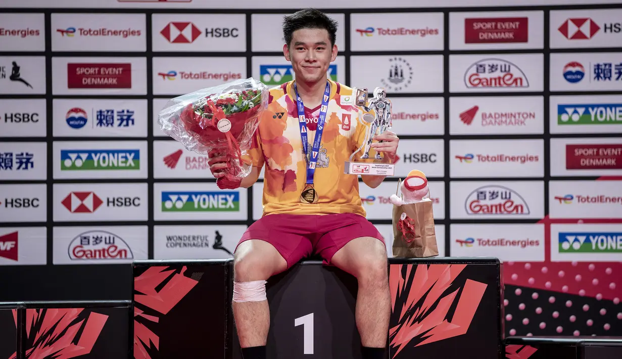 Di sektor tunggal putra, Kunlavut Vitidsarn mencetak sejarah sebagai pemain tunggal putra Thailand pertama yang menjadi kampiun di ajang Kejuaraan Dunia. Pada laga final, ia mampu menyudahi perlawanan wakil Jepang, Kodai Naraoka dengan tiga gim 19-21, 21-18 dan 21-7. (AFP/Ritzau Scanpix/Mads Claus Rasmussen)