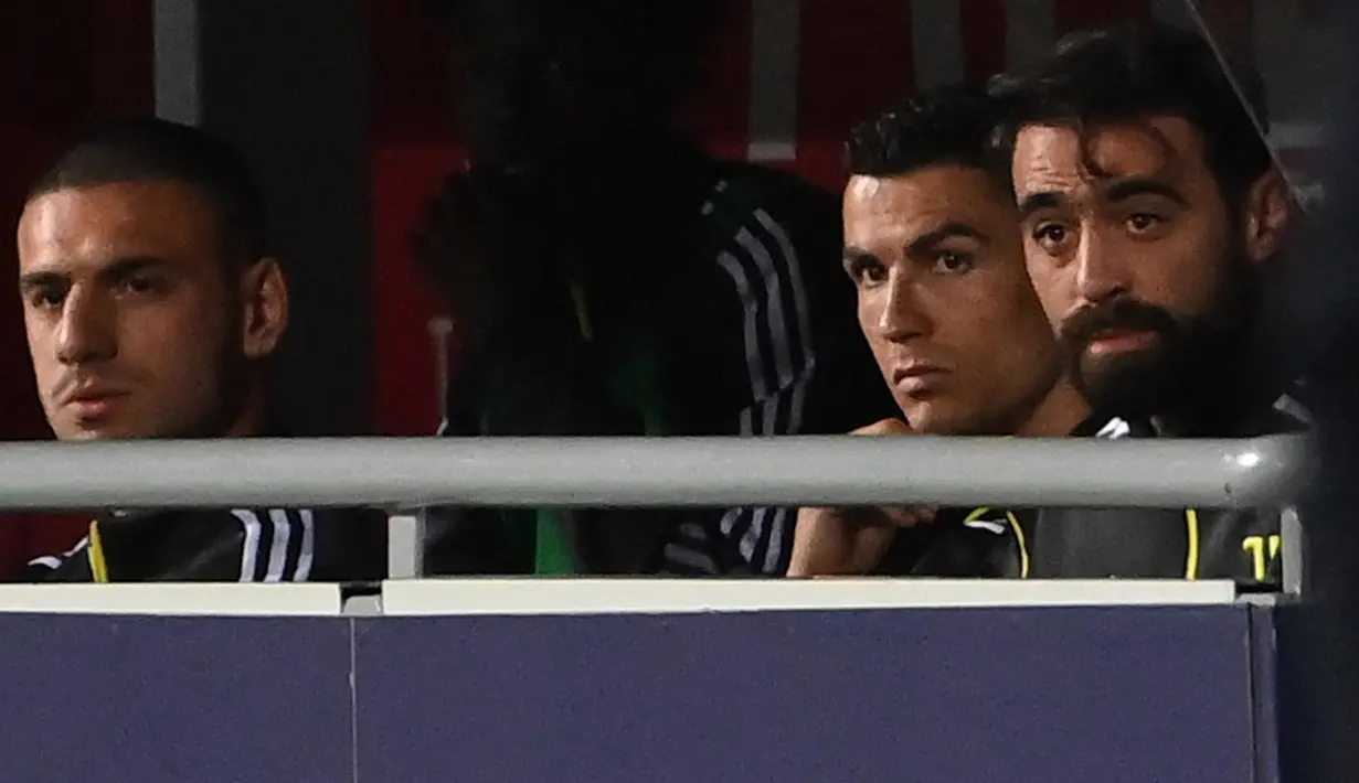 Striker Juventus, Cristiano Ronaldo, menyaksikan pertandingan melawan Bologna pada laga Liga Italia di Stadion Renato-Dall'Ara, Minggu (23/5/2021). Juventus menang dengan skor 4-1. (AFP/Andreas Solaro)