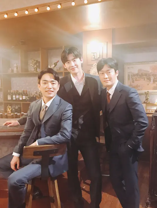 Ada dua foto yang diunggah Lee Jong Suk di Weibo. Tampaknya saat itu, aktor kelahiran 14 September 1989 itu sedang berada di lokasi syuting Hymn of Death. (Foto: instagram.com/jongsuk0206)