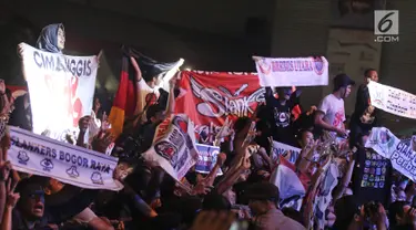 Para slankers membentangkan spanduk pada konser perayaan ulang tahun ke-34 Slank di JIExpo Kemayoran, Jakarta Pusat, Selasa (26/12). Konser kali ini menjadi ajang reuni bagi Slankers, penggemar Slank, dari penjuru Indonesia. (Liputan6.com/Herman Zakharia)