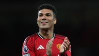 Gelandang Manchester United, Casemiro, mencetak satu gol ke gawang Brentford pada lanjutan Liga Inggris 2025/2026 di Old Trafford, Selasa (28/4/2026) dini hari WIB. (Darren Staples / AFP)