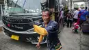 <p>Penumpang memasukkan barang bawaan ke bagasi bus AKAP di Terminal Bayangan Lebak Bulus, Jakarta, Kamis (21/4/2022). Sebagian pemudik memilih pulang kampung lebih awal untuk menghindari puncak arus mudik Lebaran. (Liputan.com/Faizal Fanani)</p>