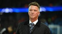 Louis van Gaal direkrut oleh Barcelona pada 1997 usai prestasinya bersama Ajax Amsterdam. Kedatangannya pun berdampak positif dengan berhasil merengkuh dua gelar La Liga, sekali Copa Del Ray, dan sekali UEFA Super Cup. Namun, gara-gara tak mampu menyabet trofi Liga Champions, Van Gaal kemudian dipecat. Selain itu, hubungannya dengan sejumlah pemain misalnya Rivaldo juga menjadi alasan tambahan. (AFP/Oli Scarff)