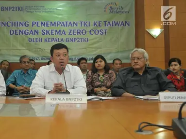 Kepala BNP2TKI (Badan Nasional Penempatan dan Perlindungan Tenaga Kerja Indonesia), Nusron Wahid (tengah) memberi keterangan saat launching penempatan TKI ke Taiwan di Jakarta, Senin (12/6). (Liputan6.com/Helmi Afandi)