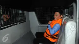 Ketua DPRD Muba Riamon Iskandar saat berada didalam mobil tahanan usai di tahan oleh komisi Pemberantasan Korupsi, Selasa (15/12). Ia terkait Persetujuan Laporan Keterangan Pertanggung jawaban 2014 dan Pengesahan APBD 2015. (Liputan6.com/Helmi Afandi)