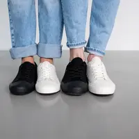 Menlu Retno Marsudi pakai sepatu beda warna tuai pujian warganet. (pexels/ronlach).