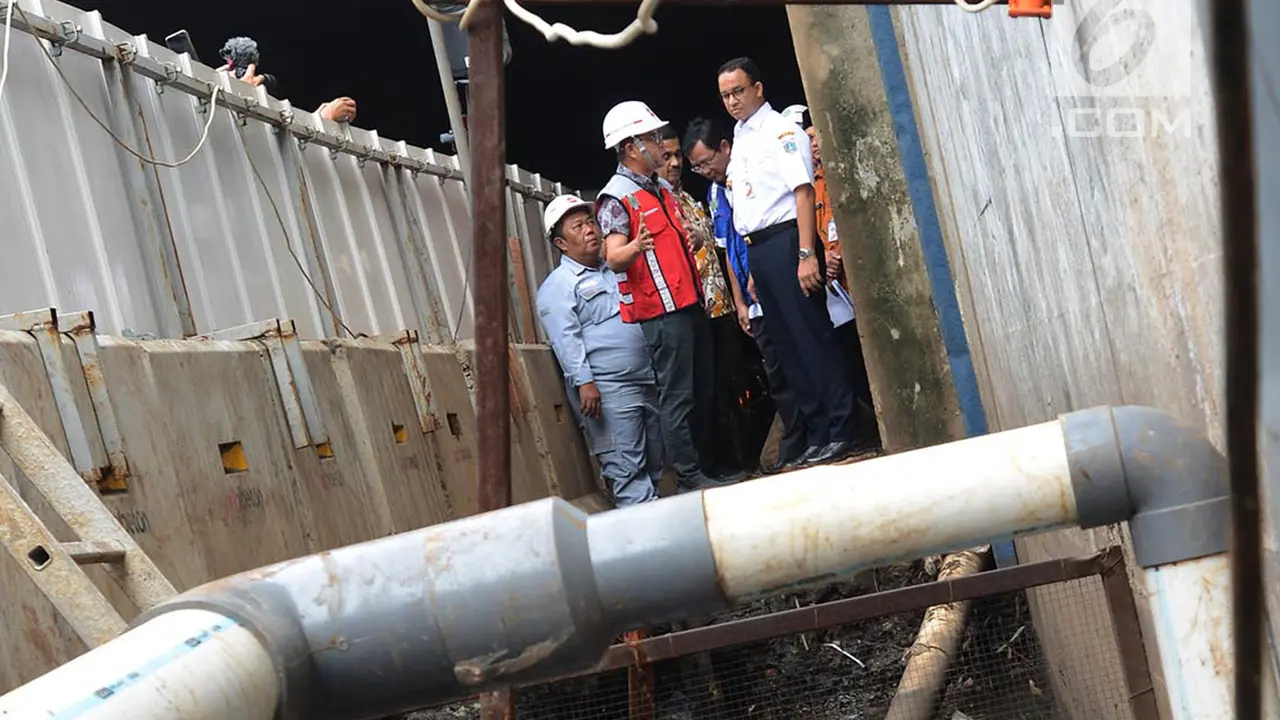 Anies Baswedan Tinjau Titik Banjir di Sekitar Flyover Pancoran
