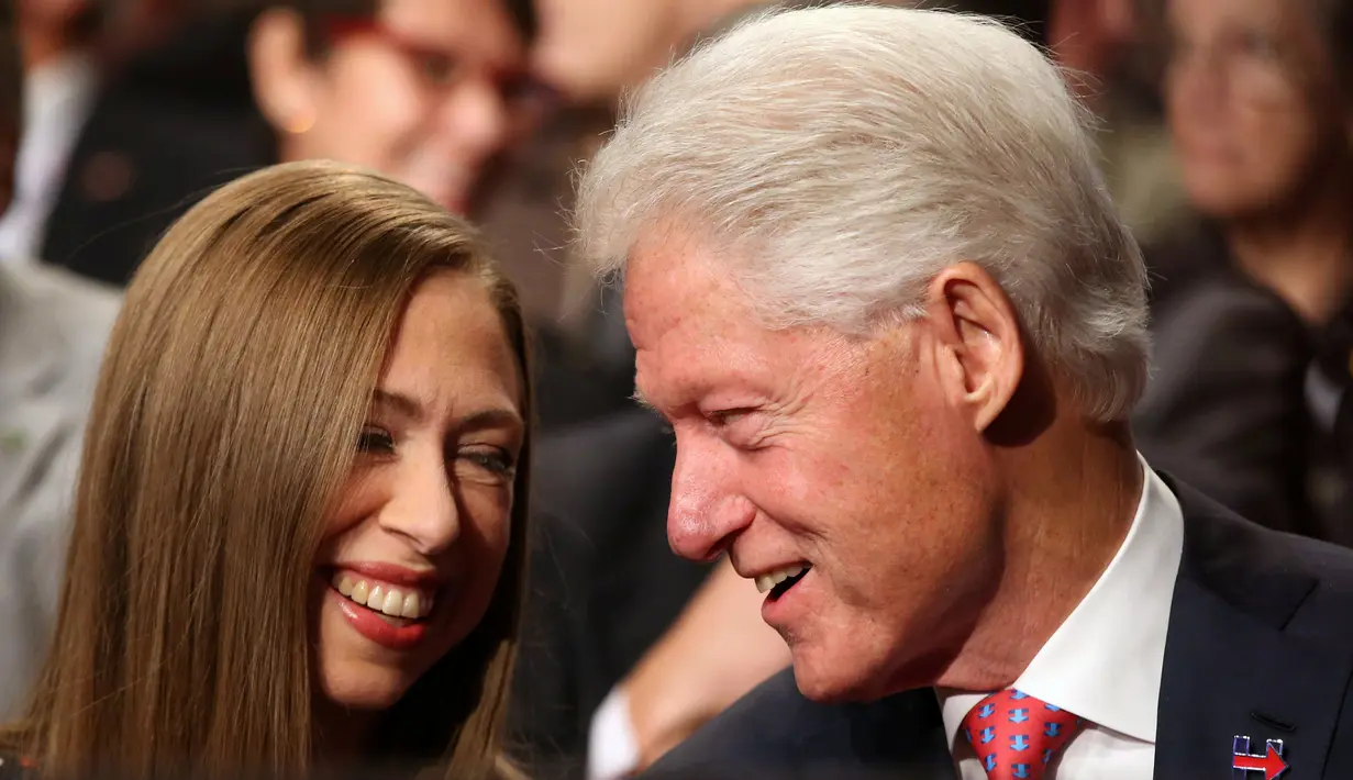 Mantan Presiden AS Bill Clinton dan putrinya, Chelsea Clinton, berbincang sebelum dimulainya perhelatan debat ketiga dan terakhir capres AS antara Donald Trump dan Hillary Clinton di University of Nevada, Las Vegas, Rabu (19/10). (REUTERS/Lucy Nicholson)