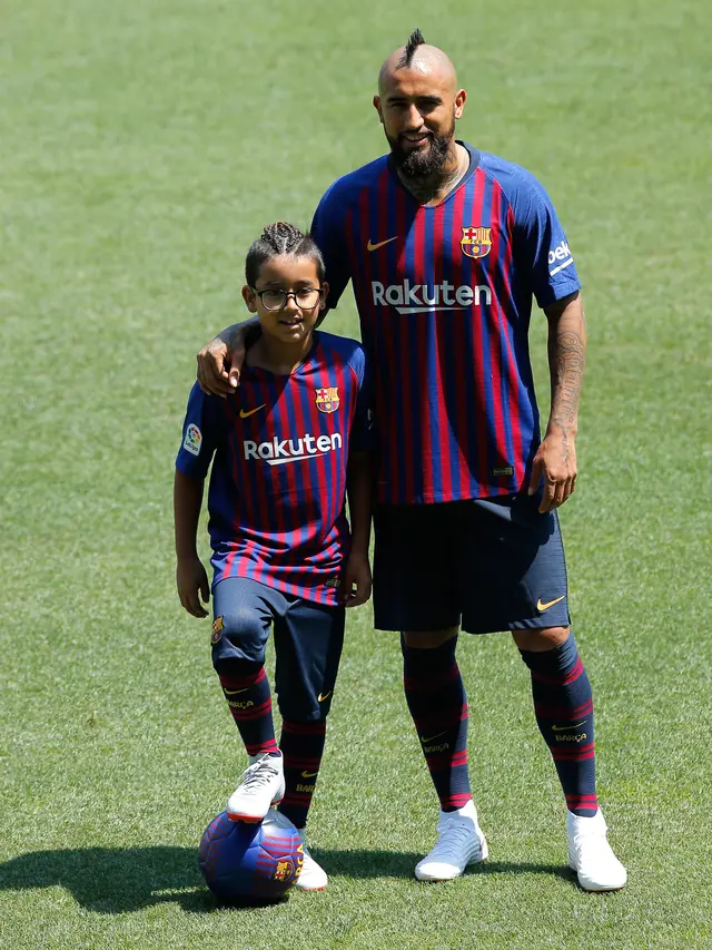 Arturo Vidal dan Putranya Pamer Skill di Camp Nou