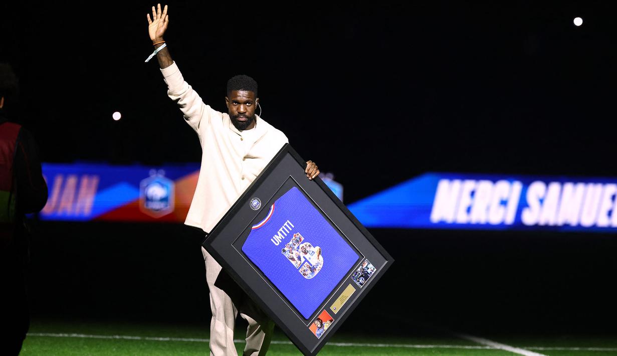 Samuel Umtiti mendapatkan penghargaan dan perpisahan yang layak dari Timnas Prancis setelah keputusannya untuk pensiun dini. (AFP/Franck Fife)