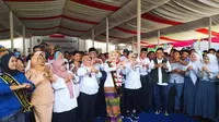 Atalia Praratya Ridwan Kamil, istri Gubernur Jawa Barat Ridwal Kamil, langsung memimpin kampanye hidup sehat melalui tiktok di SMKN 1 Garut, Jawa Barat, Rabu (11/3/2020). (Liputan6.com/Jayadi Supriadin)