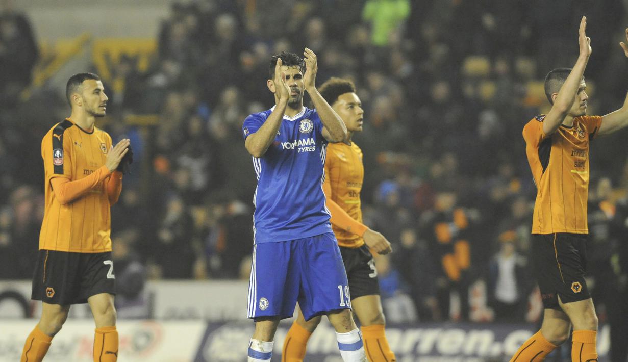 Pemain  Diego Costa memberikan salam kepada fans usai melawan Wolverhampton Wanderers pada putaran kelima Piala FA di Molineux stadium, Wolverhampton, (18/2/2017). Chelsea menang 2-0. (AP/Rui Vieira)