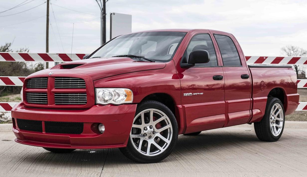 Dodge RAM SRT-10: Pick up keluaran tahun 2005 ini menjadi model spesial dari Dodge RAM. RAM SRT-10 menggunakan mesin 8.300cc V10 yang diambil dari Dodge Viper dengan keluaran tenaga sampai 500 Hp. Sebagai sebuah pick up, mobil ini bisa melesat dari 0 sampai 60 mph dalam 4,9 detik. (Source: mecum.com)