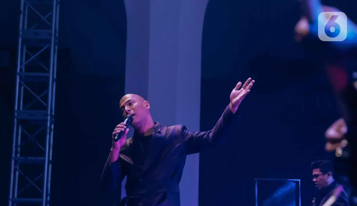 Penyanyi Marcell saat tampil dalam konser yang bertajuk 'rindu kamu yang dulu' di The Pallas SCBD, Jakarta, Jumat (14/2/2020). Dalam penampilannya, Marcell membawakan 10 lagu seperti Satu Mimpiku, Jangan Pernah Berubah, dan Hanya Memuji. (Liputan6.com/Faizal Fanani)