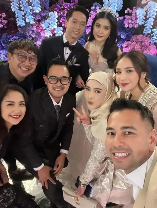 Nagita tampil dengan rambut yang diikat ke belakang, mengenakan riasan glamnya dari lipstik merah serta blush on pink. @raffinagita1717