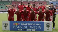 Para pemain Persija Jakarta foto bersama sebelum melawan 757 Kepri Jaya pada laga Piala Indonesia di Stadion Patriot Bekasi, Jawa Barat, Rabu (23/1). Persija menang 8-2 atas Kepri. (Bola.com/Yoppy Renato)