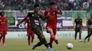 Bek Tira Persikabo, Vava Mario, berebut bola dengan gelandang Kalteng Putra, Fajar Handika, pada laga Shopee Liga 1 di Stadion Pakansari, Bogor, Jumat (26/7). Tira Persikabo menang 5-2 atas Kalteng. (Bola.com/Yoppy Renato)