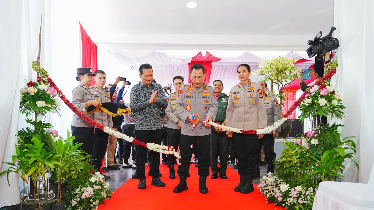 Kapolri Jenderal Listyo Sigit Prabowo saat meresmikan Satuan Pelayanan Pemenuhan Gizi (SPPG) Polres Jembrana, Bali, Selasa (17/6/2025).