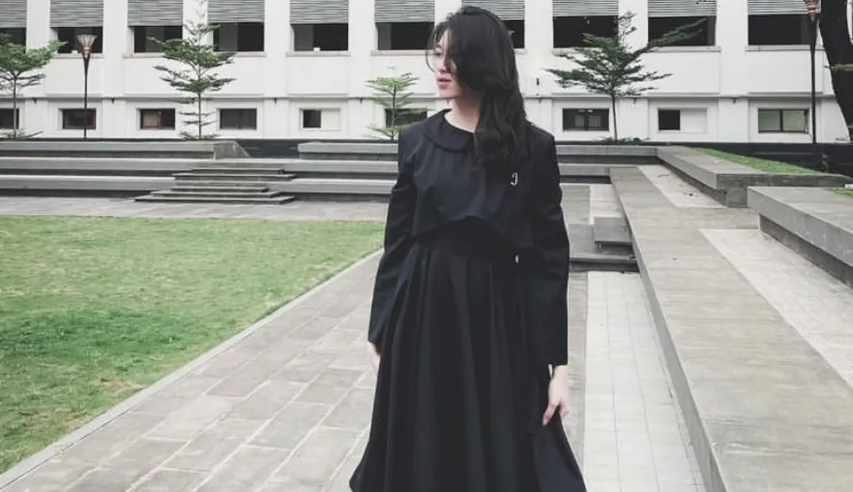 Di tahun 2021, nampak ia mengenakan dress hitam lengan panjang untuk single terbarunya. @jkt48shani.
