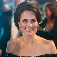 Duchess of Cambridge, Kate Middleton saat menghadiri ajang British Academy of Film and Television Awards (BAFTA) di London, Britain, Minggu (12/2). (AFP PHOTO/ DANIEL LEAL-OLIVAS)