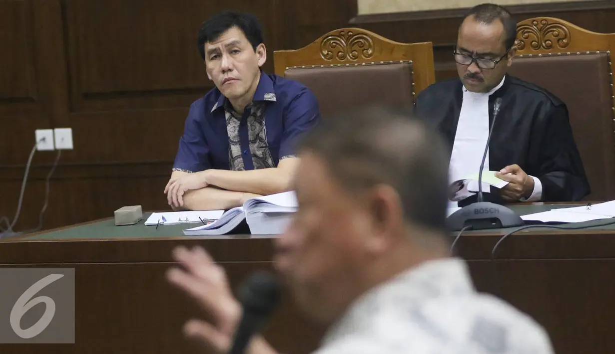 Mantan Presdir PT Agung Pomoro Land, Ariesman Widjaja menyimak keterangan Aguan saat bersaksi di Pengadilan Tipikor terkait kasus suap pembahasan Raperda tentang Reklamasi Pantai Utara Jakarta, Rabu (27/7). (Liputan6.com/ Immanuel Antonius)