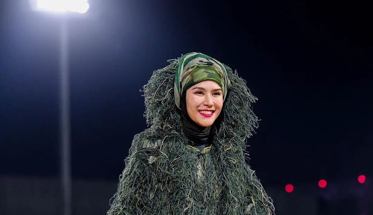 Alih-alih seram, banyak netizen yang menyebut penampilan Zaskia mirip Swamps Things atau monster rawa yang tetap cantik.
