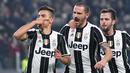 Paulo Dybala  (kiri) merayakan golnya ke gaawang SSC Napoli bersama rekan-rekannya pada leg pertama semifinal Coppa Italia di Juventus Stadium, Turin, (28/2/2017). Juventus menang 3-1. (EPA/Alessandro Di Marco)