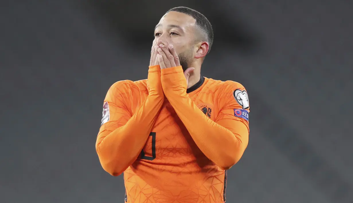 Penyerang Belanda, Memphis Depay, tampak kecewa usai ditaklukkan Turki pada laga kualifikasi Piala Dunia 2022 di Stadion Olimpiade Ataturk, Kamis (25/3/2021). Turki menang dengan skor 4-2. (Murad Sezer/Pool Photo via AP)