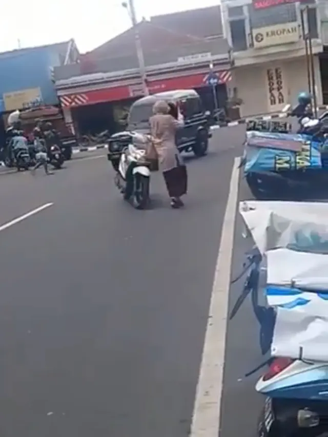 Parkir Motor di Tengah Jalan, Aksi Emak-Emak Bikin Netizen Geregetan