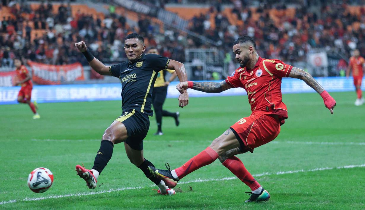 Persija kembali unggul pada menit ke-75. Kali ini lewat sepakan keras Fabio Calonego dari luar kotak penalti. Tampak dalam foto, Emaxwell Souza De Lima (Persija - kanan) mencoba melewati adangan pemain Borneo FC pada pertandingan pekan ke-24 BRI Super League 2025/2026 di Jakarta International Stadium, Selasa (3/3/2026) malam WIB. (Bola.com/M Iqbal Ichsan)