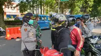 Polisi memperingatkan warga yang masih belumpatuh terhadap aturn PSBB. (Liputan6.com/Achamd Sudarno)