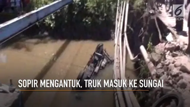 Sebuah truk masuk sungai sedalam 4 meter di Cikidang, Sukabumi. Kejadian ini diduga akibat sopir mengantuk.
