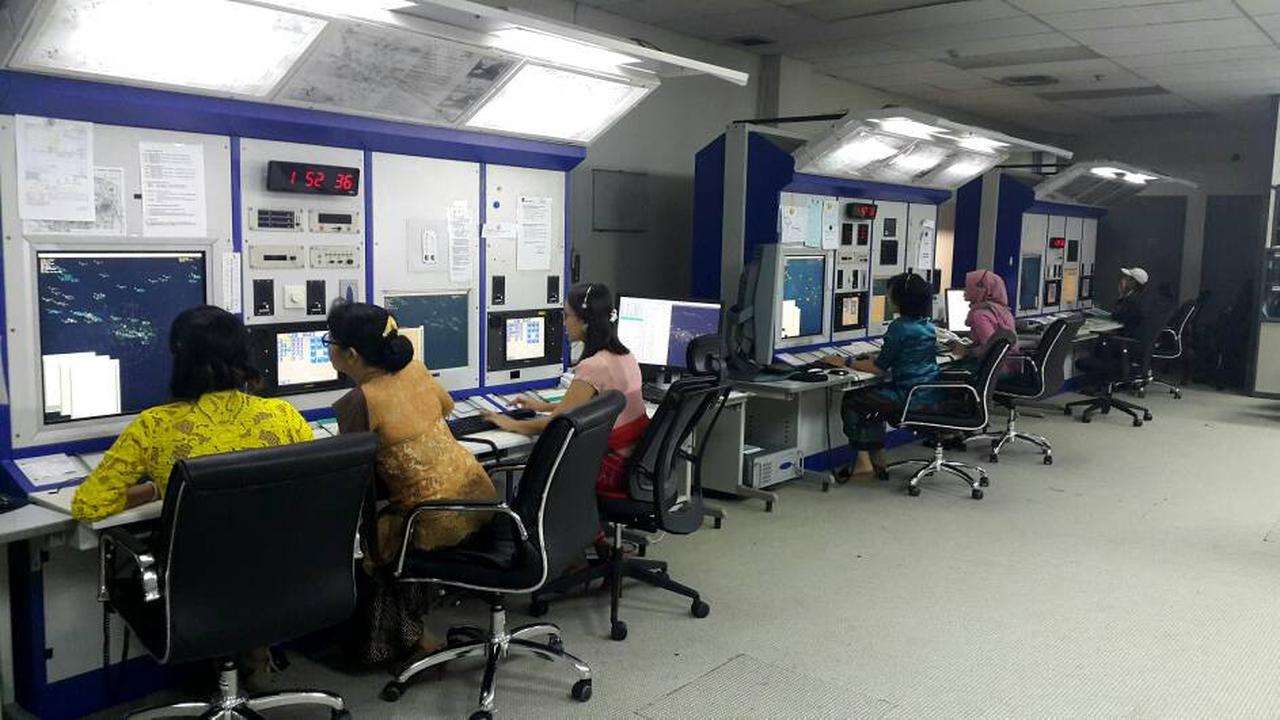 Peringati Hari Kartini, petugas kontrol lalu lintas udara berkebaya