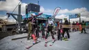 Pemain ski Alpine Afrika Selatan, Conner Wilson (kanan) bersiap untuk latihan sebelum berkompetisi di Olimpiade Musim Dingin 2018, Pegunungan Maluti, Kerajaan Lesotho, Selasa (10/7). (Marco Longari/AFP)