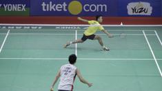 Tunggal putra Indonesia, Anthony Sinisuka Ginting, saat melawan wakil Jepang, Kento Momota, pada Indonesia Open di Istora Senayan, Kamis, (5/7/2018). Anthony Ginting takluk 14-21, 15-21. (Bola.com/M Iqbal Ichsan)