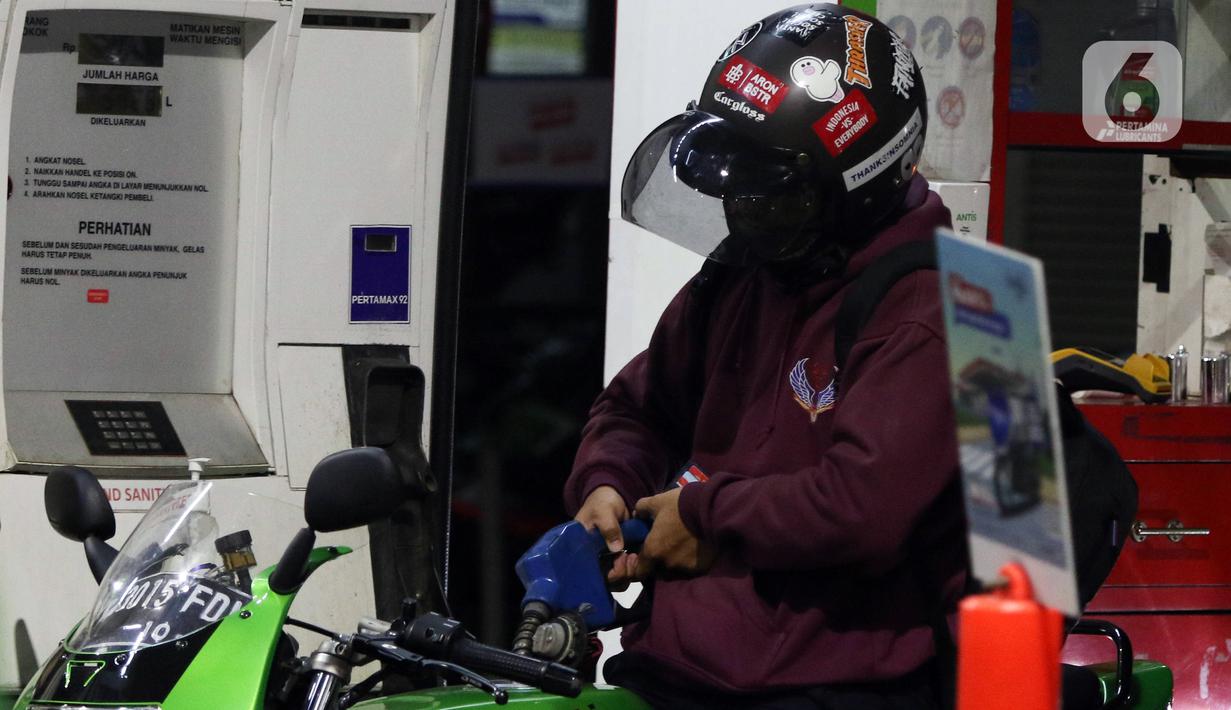 Pengendara mengisi bahan bakar minyak (BBM) ke dalam kendaraannya di sebuah SPBU di Jakarta, Kamis (31/3/2022). PT Pertamina (Persero) akan memberlakukan tarif baru BBM jenis Pertamax menjadi Rp 12.500 pada 1 April 2022. (Liputan6.com/Herman Zakharia)