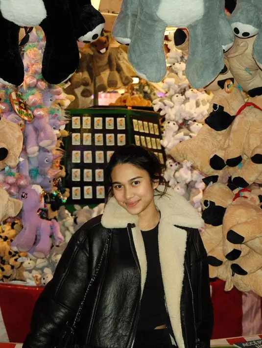 Bermain di Hyde Park, Azizah Salsha kembali kenakan busana monokrom. Ia kenakan t-shirt dan hitam berlapis jaket berbulu dual tone [@azizahsalsha_]