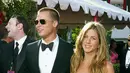 Brad Pitt pun setelah  pisah dari Jenn menjalin hubungan dengan Angelina Jolie. Namun saat ini keduanya tengah berada dalam proses perceraian, dan kabarnya Pitt dan Jenn kembali menjalin hubungan lagi. (AFP/Bintang.com)