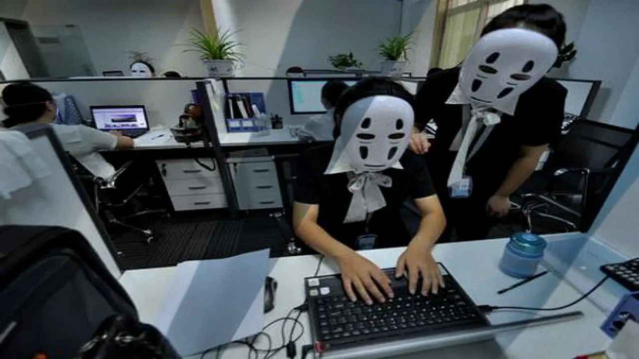 Hari Tanpa Wajah, Karyawan Pakai Topeng Hantu