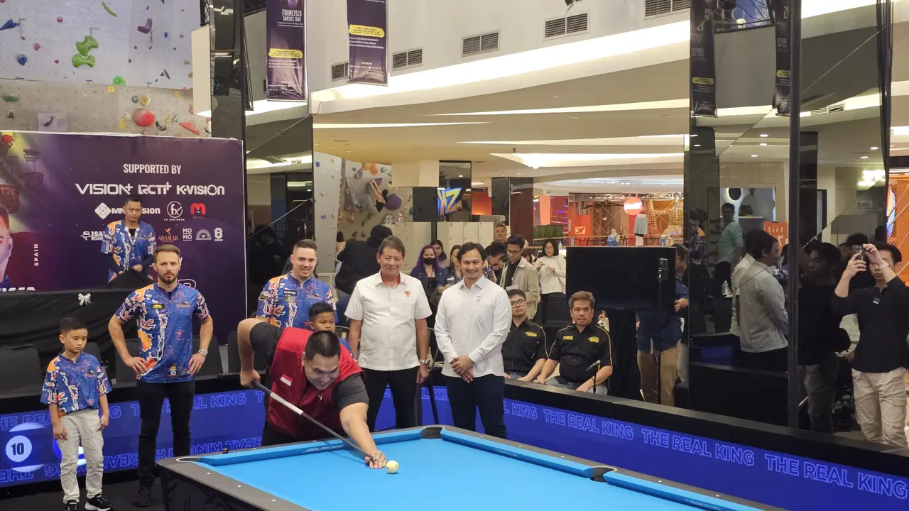 Menpora bersama dua juara dunia biliar