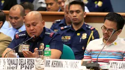 Kepala Polisi Nasional Filipina Ronald Dela Rosa terlihat emosional setelah mendengarkan kesaksian seorang gembong narkoba tentang keterlibatan polisi saat berlangsungnya sidang dengar pendapat di Manila, Rabu (23/11). (REUTERS/Romeo Ranoco)
