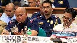 Kepala Polisi Nasional Filipina Ronald Dela Rosa terlihat emosional setelah mendengarkan kesaksian seorang gembong narkoba tentang keterlibatan polisi saat berlangsungnya sidang dengar pendapat di Manila, Rabu (23/11). (REUTERS/Romeo Ranoco)