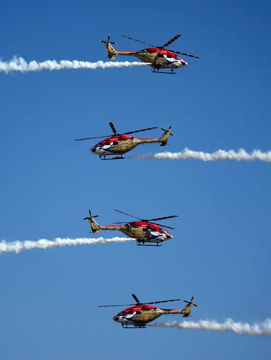 Tim aerobatik Angkatan Udara India, Sarang, terbang dalam formasi pada hari keempat Aero India 2023 di pangkalan udara Yelahanka, Bengaluru, India, 16 Februari 2023. Aero India adalah acara dua tahunan dengan demonstrasi terbang oleh tim stunt dan militer serta komersial paviliun tempat perusahaan penerbangan memamerkan produk dan teknologinya. (AP Photo/Aijaz Rahi)