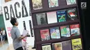 Pengunjung melihat-lihat pameran Bacaan Liar pada pameran Jakarta International Literary Festival (JILF) 2019 di Taman Ismail Marzuki, Kamis (22/8/2019). JILF 2019 menampilkan beberapa naskah yang masuk kategori bacaan liar karya penulis dari kaum pergerakan nasional. (Liputan6.com/Helmi Fithriansya