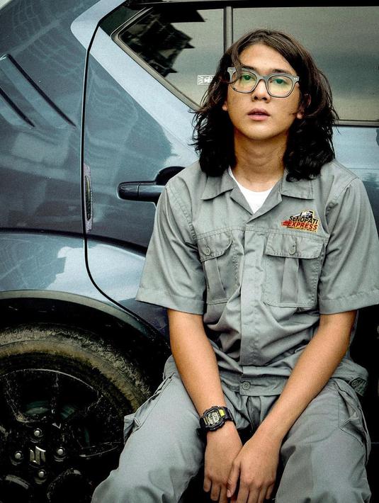 Iqbaal Ramadhan terlihat sangat menawan dengan penampilan rambut panjangnya, hal itu lantas membuat cewek-cewek merasa insecure. (FOTO: instagram.com/iqbaal.e)